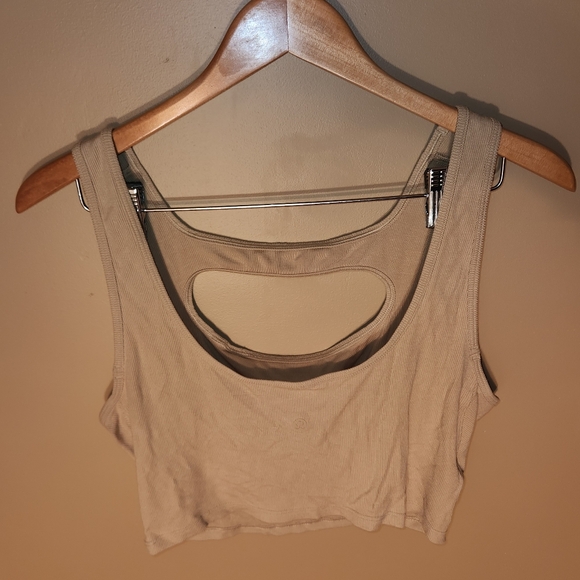 Lululemon LA Front Cut-Out CropTank in Trench. Size Est. 10/12. #W1CXGS - Picture 3 of 4
